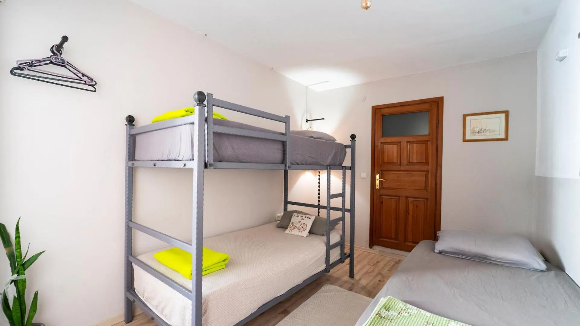 La Luna Hostel contacts
